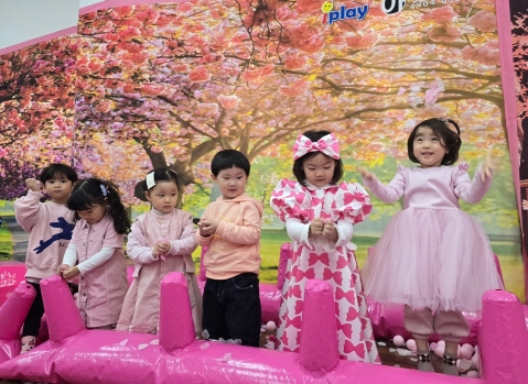 PinkDay 설레는 마음으로 분홍빛 봄 풍경 안에서 즐겁게 놀이했어요